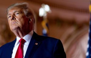 دادگاه ترامپ باز هم به تعویق افتاد/رئیس جمهور سابق آمریکا در پی اجرای نمایش