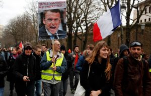 یک ملت علیه مکرون؛ کارگران نیروگاه‌های هسته‌ای فرانسه به اعتصابات پیوستند