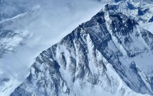 کوهنورد قم برای فتح دو قله بلند جهان راهی نپال می‌شود