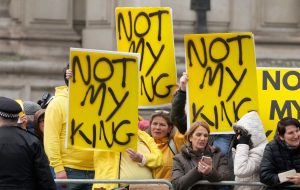 شعار «تو شاه من نیستی» در شهرهای انگلیس طنین‌انداز شد