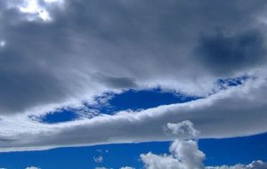 آسمان قم ابری و در ارتفاعات با بارش پراکنده همراه خواهد بود