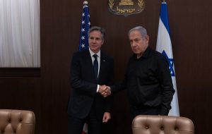 وحشت و فرار بلینکن و نتانیاهو در پی آژیر خطر و رفتن به پناهگاه