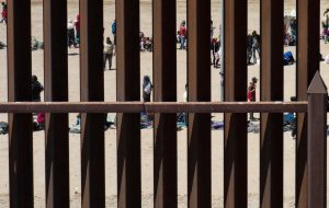 چرخش سیاسی بایدن بسوی سیاست ترامپ و ساخت دیوار مرزی با مکزیک