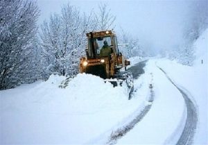 بارش برف راه ارتباطی ۱۵۰ روستای الیگودرز را بست