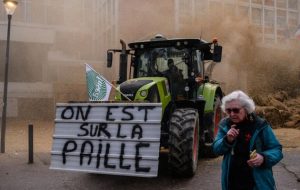 مکرون نگران شدت گرفتن نارضایتی کشاورزان فرانسوی