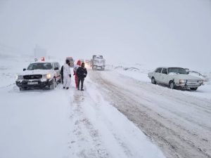 بارش برف راه ارتباطی 932 در لرستان را مسدود کرد