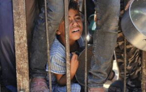 ورود ناچیز کمک‌ها به غزه