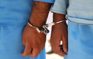 سارق حرفه‌ای محتویات و قطعات خودرو در شهرری به دام افتاد