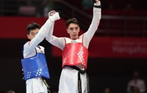 مادر قهرمان ملی پوش تکواندو: مردم ایران برای سلامتی فرزندم دعا کنند