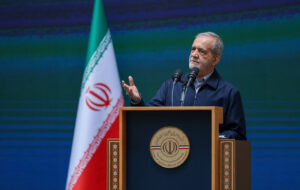 هر مسئله‌ای که به مثابه تحریم داخلی برای فعالان اقتصادی مزاحمت ایجاد کرده را رفع می‌کنیم