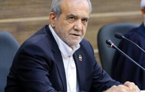 پزشکیان: نخبه کسی است که اگر به مشکل برخورد، در نرود