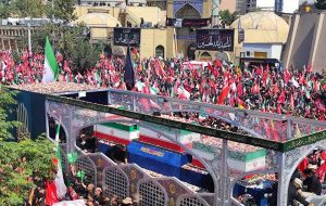خودروی حامل پیکر رهبر شهید به میدان آزادی رسید