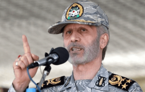 فرمانده کل ارتش: یقه کسانی که رهبر ما را شهید کردند رها نخواهیم کرد